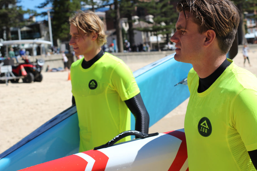 dos remeros llevando surfski en verde, unisex, azur, downwind, camisetas de manga corta